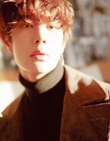 王一博帅气写真，最普通的秋装也能穿出最酷帅的样子