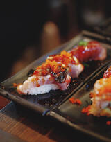 深夜食堂各式各样的寿司，生鱼片看着流口水