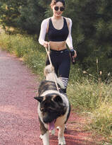 韩丹桐紧身运动装牵着大狗狗户外一起锻炼写真图片