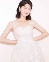 李凯馨中短发温婉出镜，吊带白裙端庄优雅锁骨迷人