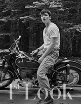 韩国帅哥池昌旭机车装街拍黑白写真图片