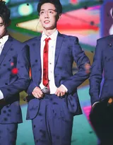 肖战活动蓝色西服配红色领带穿衣新搭配很抢眼！