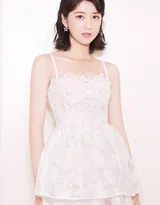 李凯馨中短发温婉出镜，吊带白裙端庄优雅锁骨迷人