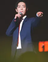 肖战活动蓝色西服配红色领带穿衣新搭配很抢眼！