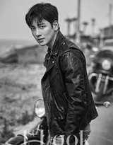 韩国帅哥池昌旭机车装街拍黑白写真图片