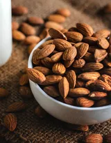 牛奶配杏仁，绝佳的早餐组合