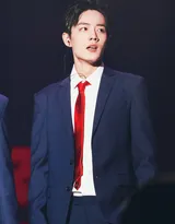 肖战活动蓝色西服配红色领带穿衣新搭配很抢眼！