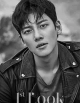 韩国帅哥池昌旭机车装街拍黑白写真图片