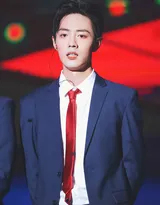 肖战活动蓝色西服配红色领带穿衣新搭配很抢眼！