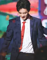 肖战活动蓝色西服配红色领带穿衣新搭配很抢眼！