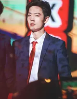 肖战活动蓝色西服配红色领带穿衣新搭配很抢眼！