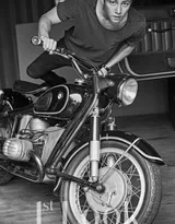 韩国帅哥池昌旭机车装街拍黑白写真图片