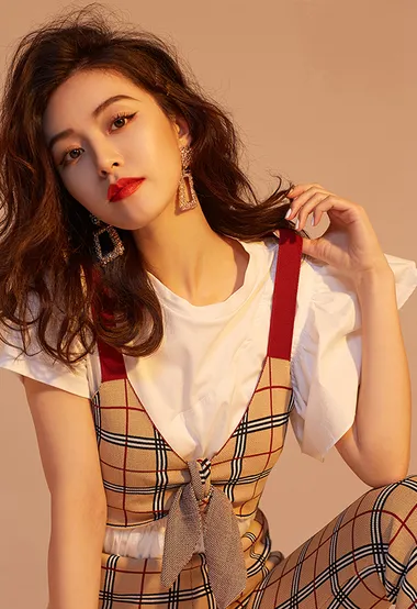 文咏珊卷发红唇性感迷人写真，吊带连体长裤身材很苗条 – 高清 桌面壁纸 开放版权素材 免费下载 手机电脑通用背景图