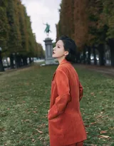 短发美女张予曦灯芯绒西装长裤户外美拍写真图片