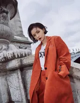 短发美女张予曦灯芯绒西装长裤户外美拍写真图片