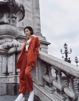 短发美女张予曦灯芯绒西装长裤户外美拍写真图片