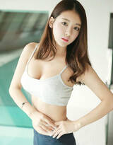 韩国性感巨乳美女郑娜利紧身超短背心诱惑写真图片