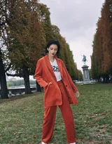 短发美女张予曦灯芯绒西装长裤户外美拍写真图片