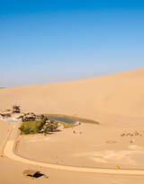 沙漠绿洲敦煌的月牙泉风景图片