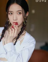 孟美岐微博晒美照，白衣灰裤坐躺沙发性感十足