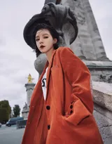 短发美女张予曦灯芯绒西装长裤户外美拍写真图片