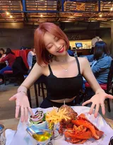 美女和美食合拍的正确姿势