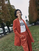 短发美女张予曦灯芯绒西装长裤户外美拍写真图片