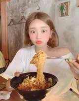 美女和美食合拍的正确姿势