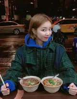 美女和美食合拍的正确姿势