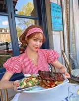 美女和美食合拍的正确姿势