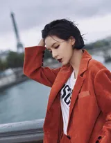 短发美女张予曦灯芯绒西装长裤户外美拍写真图片