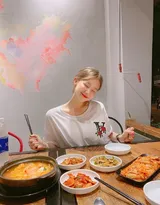 美女和美食合拍的正确姿势