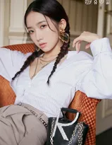 孟美岐微博晒美照，白衣灰裤坐躺沙发性感十足