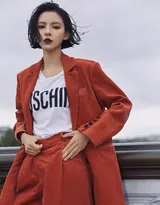 短发美女张予曦灯芯绒西装长裤户外美拍写真图片
