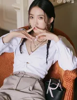 孟美岐微博晒美照，白衣灰裤坐躺沙发性感十足