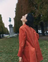 短发美女张予曦灯芯绒西装长裤户外美拍写真图片