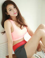 韩国性感巨乳美女郑娜利紧身超短背心诱惑写真图片