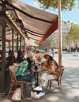 美女与闺蜜同游法国的旅行风景图片随拍