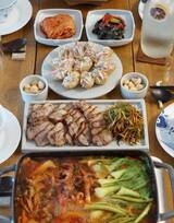 一人份韩式套餐鸡肉宽粉，泡菜，火腿，紫苏，辣椒等美食