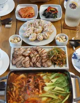 一人份韩式套餐鸡肉宽粉，泡菜，火腿，紫苏，辣椒等美食