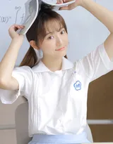 教室里面认真学习的妹子，白衫短裙制服学生妹子教室写真