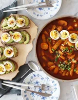 一人份韩式套餐鸡肉宽粉，泡菜，火腿，紫苏，辣椒等美食