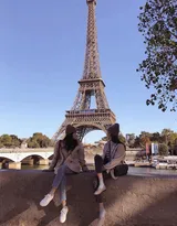 美女与闺蜜同游法国的旅行风景图片随拍