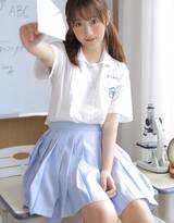 教室里面认真学习的妹子，白衫短裙制服学生妹子教室写真