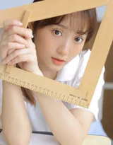 教室里面认真学习的妹子，白衫短裙制服学生妹子教室写真