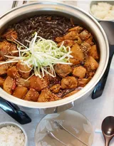 一人份韩式套餐鸡肉宽粉，泡菜，火腿，紫苏，辣椒等美食