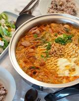 一人份韩式套餐鸡肉宽粉，泡菜，火腿，紫苏，辣椒等美食