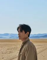 帅哥朱一龙荒野时尚写真图片_图片收集自朱一龙工作室。