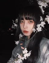 冷艳烟熏妆非主流美女图片，可做头像。