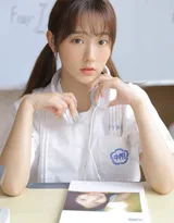 教室里面认真学习的妹子，白衫短裙制服学生妹子教室写真